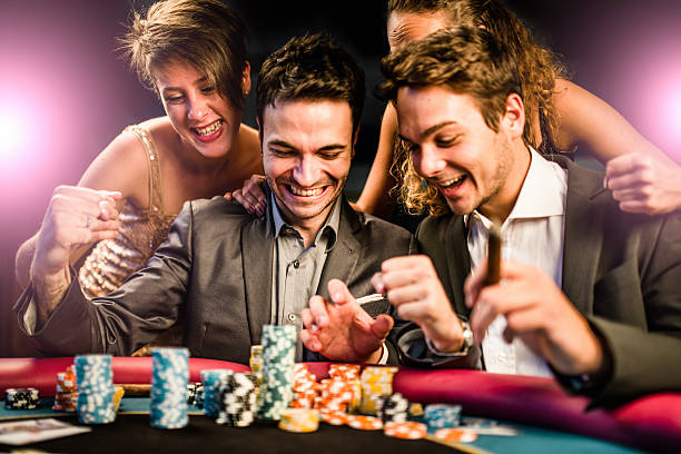 Dragon Tiger Live table lobby showing multiple active tables and player counts on manaco138